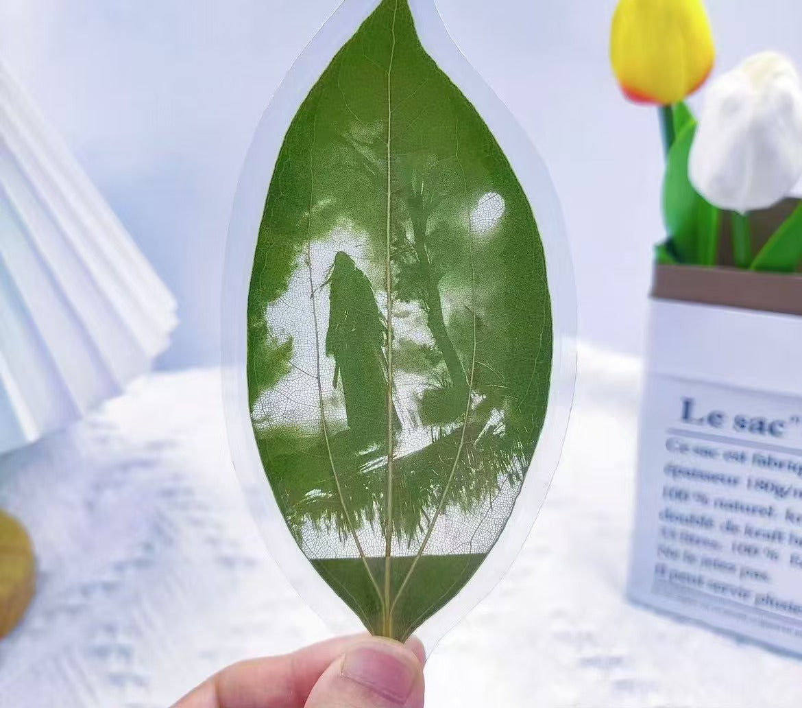 A bookmark carved out of leaves:Fangyuan
