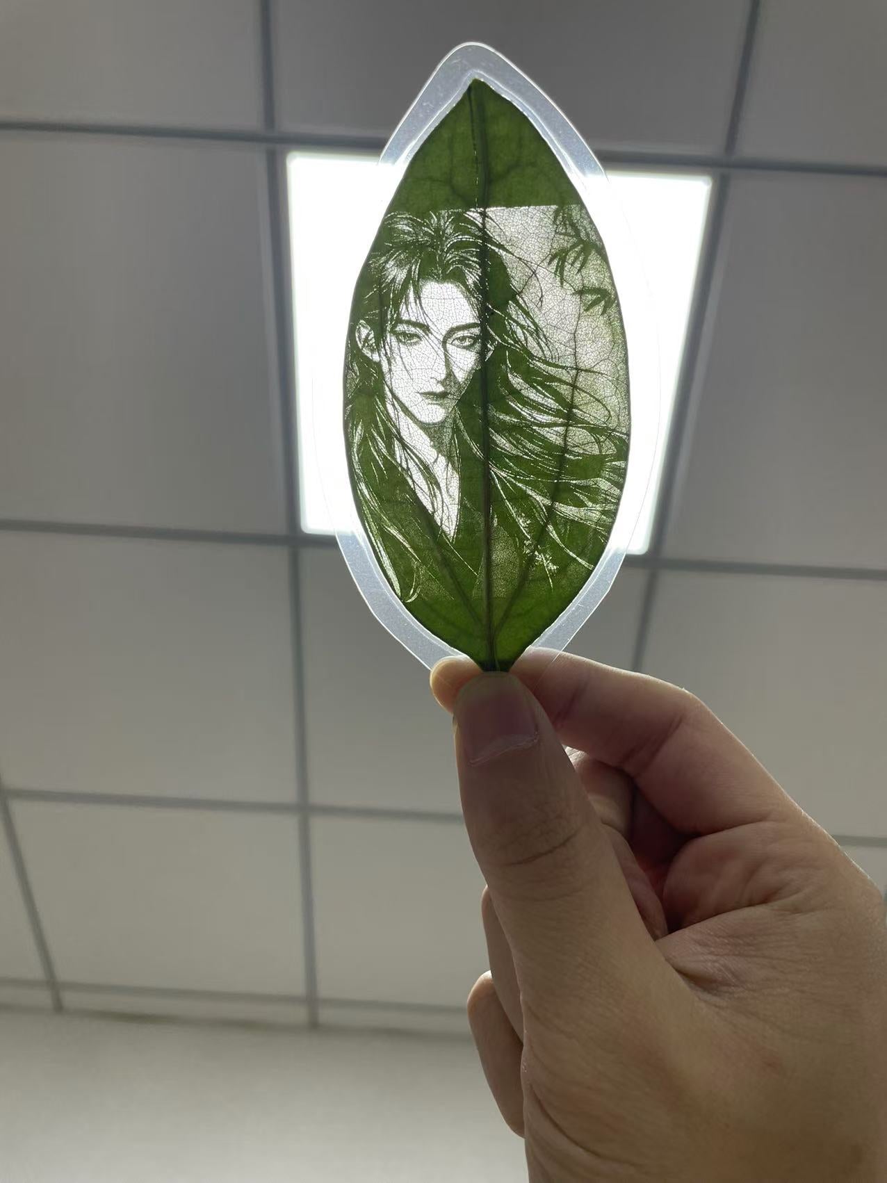A bookmark carved out of leaves:Fangyuan